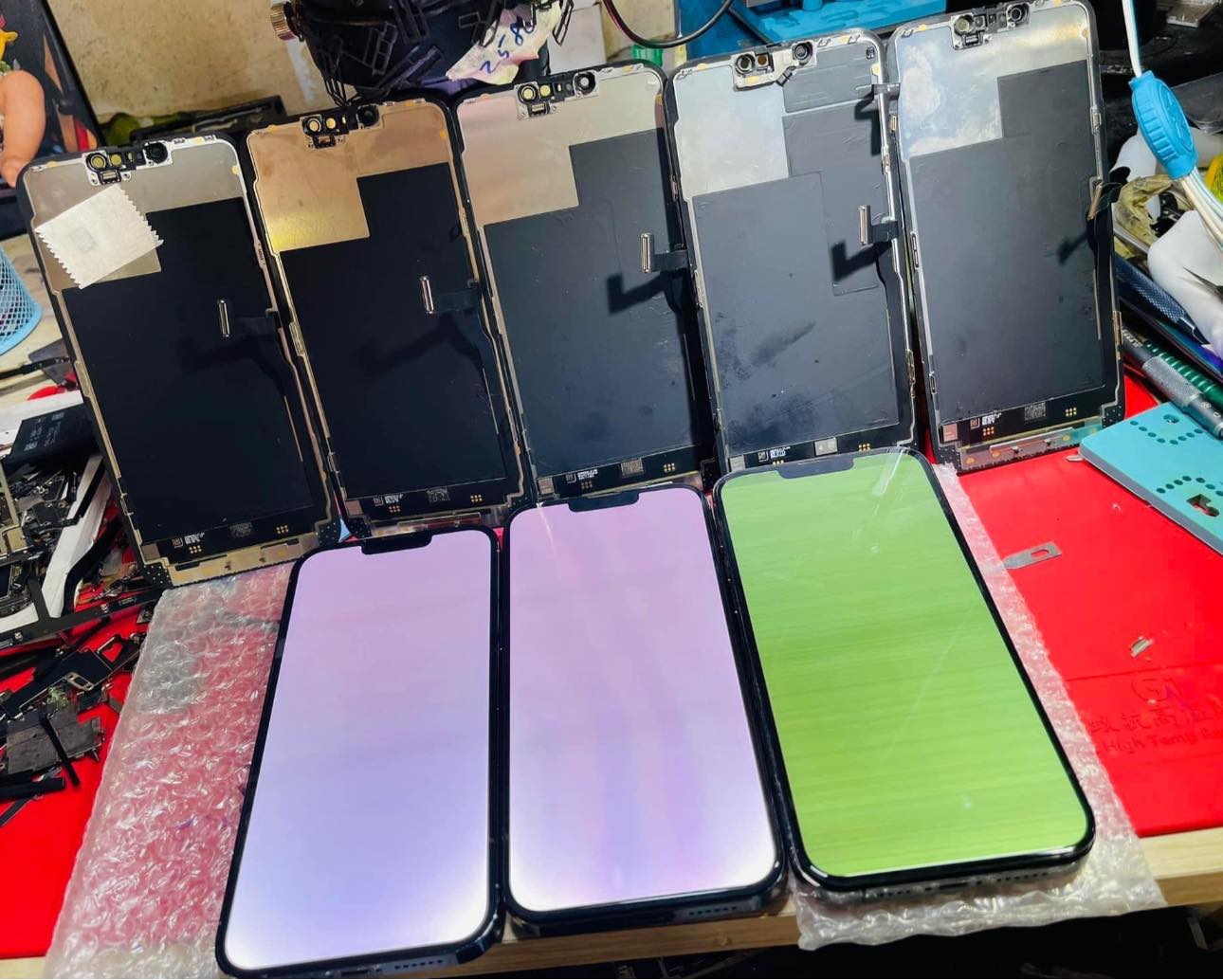 Sửa iPhone 13 Pro Max Bị Lỗi Màn Hình Xanh Trắng: Giá Bao Nhiêu?